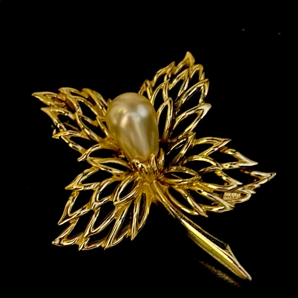 Sarah Coventry floral leaf gold tone brooch with faux pearl